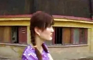 இளம் டீன் புதிய படம் பொதுவில் கவர்ச்சியாக