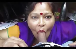 தேசி அத்தை கொடுக்கிறார் மற்றும் குடித்தார்