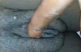 தென்னாப்பிரிக்க பெண் தன்னைத் தொடுகிறாள்