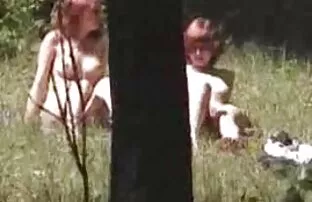 ஒரு காட்டில் நிர்வாண பெண்கள்