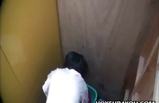 இளம் பெண்கள் நீச்சலுடைக்கு புறப்படுகிறார்கள்