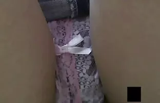 மினி பாவாடை பெண்கள் குறைந்த கோணக் காட்சி