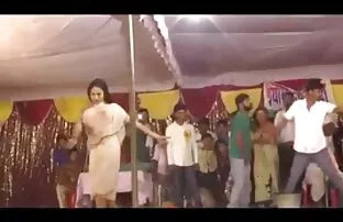 நிர்வாண ஈரமான நடனம்