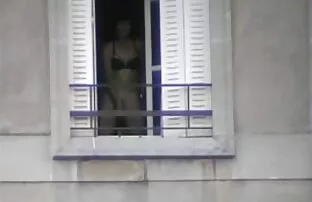 மனைவியைக் காண்பிப்பது