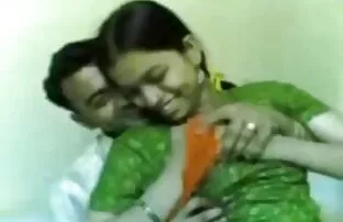 இந்திய டீன் புண்டை கடினமாக அழுத்தியது