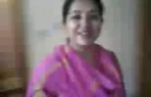 உண்மையில் பெரிய மார்பகங்களுடன் மில்ஃப்