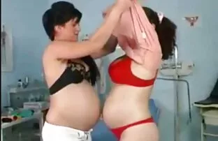 கவர்ச்சியான கர்ப்பிணி லெஸ்பியன் ஒரு வேடிக்கை