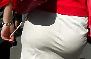 பாவாடையில் வேட்பாளர் கவர்ச்சியான கழுதை