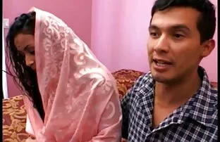 சூடான இந்திய குழந்தை மோதியது