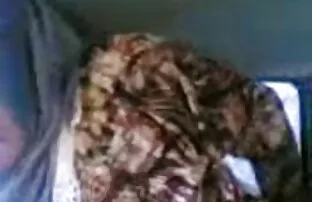 அரபு ஹிஜாப் பெண்கள் காரில் நாய் பாணியைப் பிடித்தனர்.