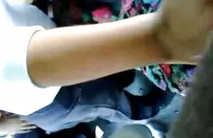 இளம் பெண் பஸ்ஸில் தனது டிக் தேய்க்க கை அனுமதிக்கிறது