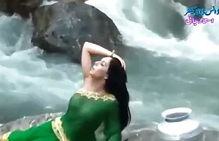 வெளிப்படையான ஈரமான சேலையில் தேசி பெண்