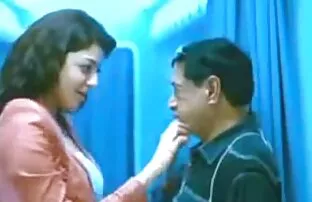 காஜல் அகர்வால் ஹாட் கிஸ் வீடியோ கவர்ச்சியான படம் ஓல்ட் மேன் கண்ணுக்கு தெரியாத அகற்றப்பட்ட கிளிப்