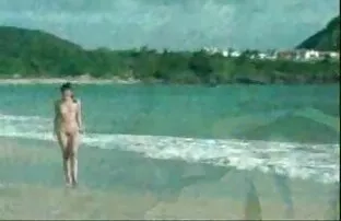 கடற்கரையில் ஷு குய் நிர்வாணமாக