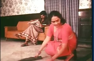 பணிப்பெண் பிளவு காட்டு