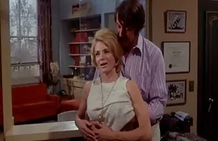 ஆங்கி டிக்கின்சன் -1971 அழகான பணிப்பெண்கள் அனைவரும் ஒரு வரிசையில்