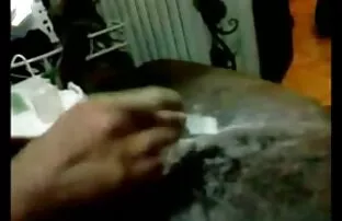 பிளாக் ஹார்னி கை மெழுகு பந்துகள் மற்றும் சேவல் பெறுகிறார்!