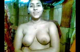 அழகான இந்தியப் பெண் தன் சூடான புண்டையைக் காட்டுகிறாள்