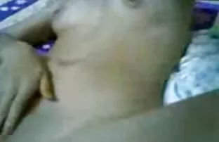 வீட்டில் தனியாக விளையாடுகிறது