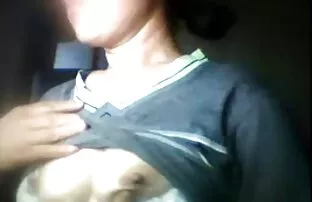 சீன பெண் மார்பகம் தொலைவில் இருக்கும்போது ஒளிரும்