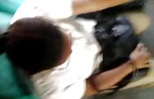 மிகவும் சூடான வயதான பெண்மணியின் கைகளைத் தொடவும்