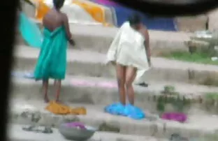 3 நதியில் இந்திய அத்தை குளியல்