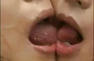 ஆசிய லெஸ்பியன் முத்தம்