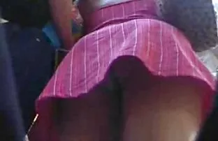 அப்ஸ்கர்ட்-பிங்க் பாவாடையில் பெண்