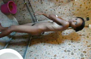 மொட்டையடித்த புண்டைக்கு முன் மெலிதான கருப்பு டீன்