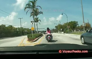 பைக்குகளில் பெண்-குறுகிய ஓரங்கள் உள்ளாடைகள் இல்லையா?