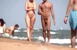 நிர்வாண கடற்கரையில் பொன்னிறம்