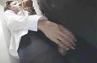 லிப்ட் 2 இல் ஜப்பானிய பெண்