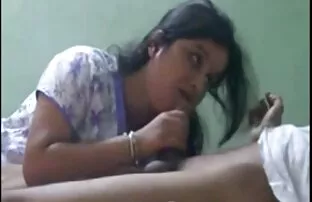 அழகான பாபி காதலன் உறிஞ்சும் டிக்