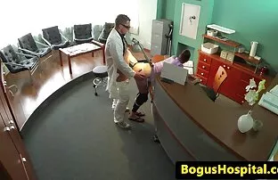 மருத்துவமனை இன்ஸ்பெக்டர் மேசையில் மருத்துவர்