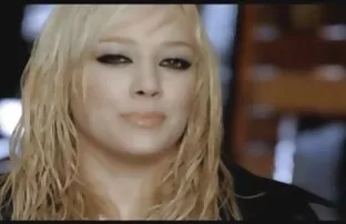 ஹிலாரி டஃப் கம்மிங் ஹிலாரி டஃப் அவள் கம்மிங் பாடுகிறார்