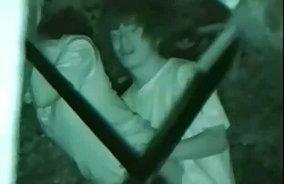 சிட்டி பூங்காவில் மிட்நைட் வெளிப்புற செக்ஸ்