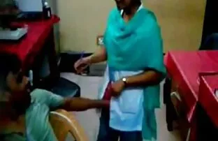 விரல் தொழில்நுட்ப நிபுணர் பெண் மருத்துவர்