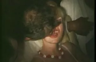 பிரெஞ்சு மனைவி 80 களில் ஆபாச சினிமாவைத் தொட்டு நக்கினார்
