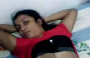 சூடான இந்திய இளம் ஜோடி படுக்கையில் ஃபோர்ப்ளே