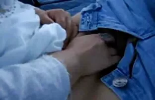 ஒரு பஸ்ஸில் வேடிக்கையான மனிதனும் அவரது ஆசிய மனைவியும் உடலுறவு கொள்கிறார்கள்