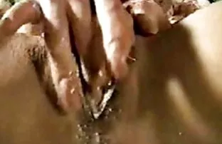 பெண்ணுக்கு ஈரமான கிரீமி புணர்ச்சி உள்ளது