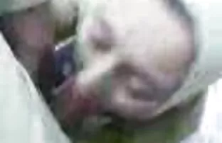 ஹிஜாப்பில் உள்ள அரபு பெண் வேலையில் சேவல் உறிஞ்சினாள்