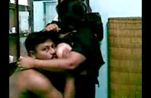 மாமா பெரிய மார்பகங்களைக் காட்டுகிறார்