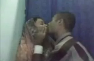 டீனேஜ் தேசி ஜோடி சைபர் கஃபே கேபினில் உடலுறவு கொள்ளுங்கள்