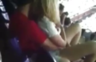 குறுகிய விளையாட்டு விளையாட்டில் விரல்கள் பெண்
