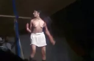 இந்திய பெண் ஸ்ட்ரிப் டான்ஸ் ஷோ பொதுவில்
