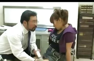 கர்ப்பிணி டீன் டாக்டரிடம் செல்கிறார்