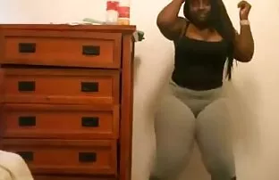 கிரே லெகிங்ஸில் Bbw கருங்காலி கேக்