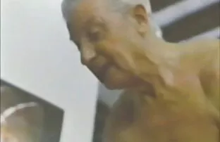 பெண்ணுடன் வயதான மனிதன் 14 உடைகள்-ட்வீட்