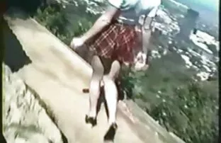 விண்டேஜ் பூங்காவில் பொது நிர்வாணம் ஒளிரும்